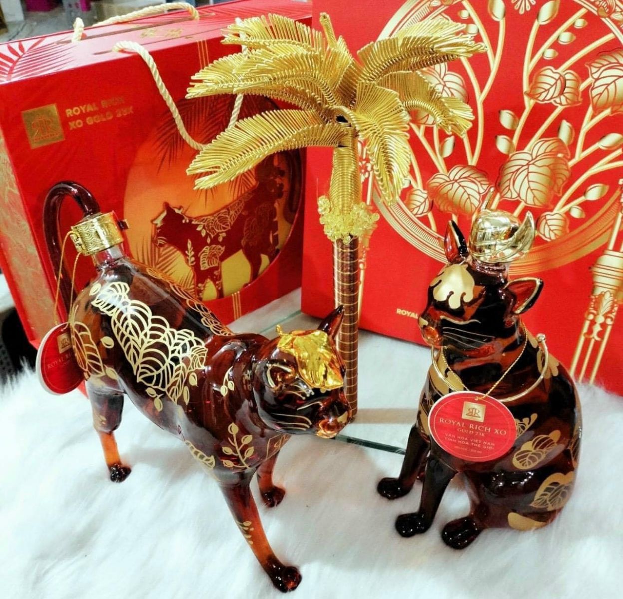 RƯỢU MÈO ĐÔNG HỒ ngồi dưới cây cau vàng - Royal Rich XO Gold 23K PREMIUM bình tân